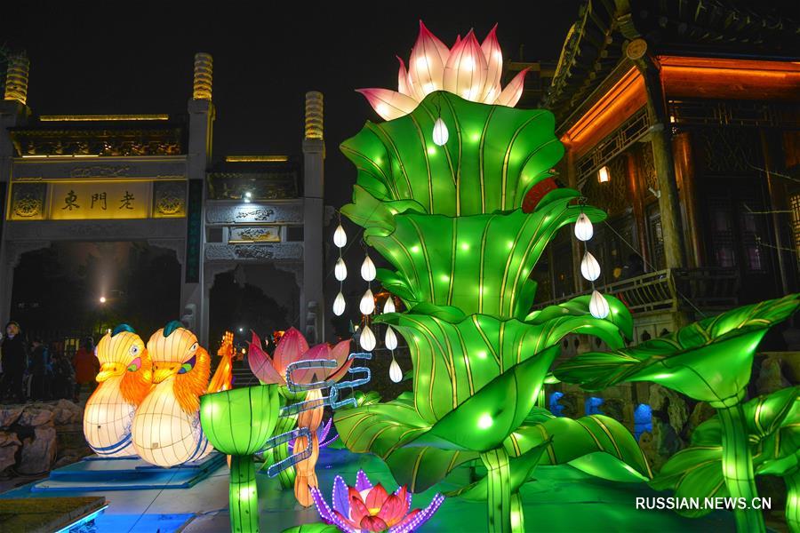 Новогодние фонари в районе Лаомэньдун города Нанкин