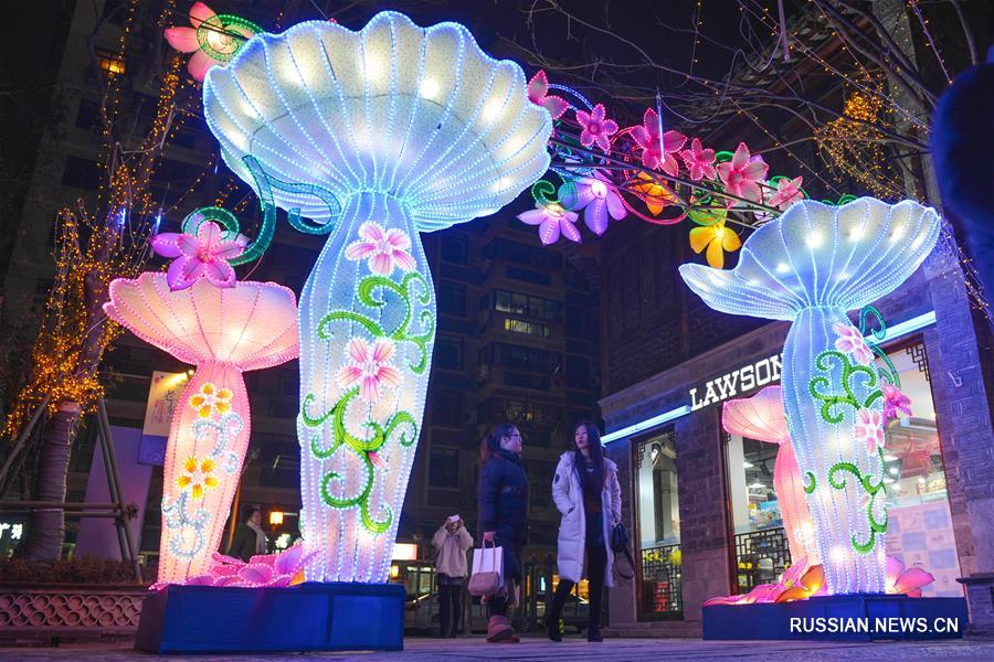 Новогодние фонари в районе Лаомэньдун города Нанкин