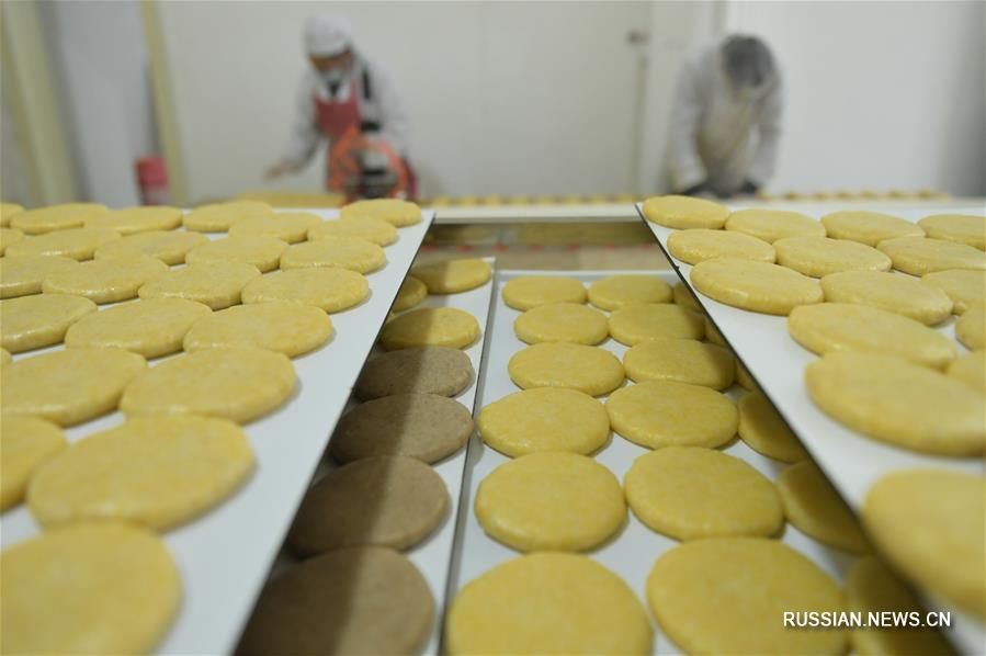 Лепешки из клейкого риса с пятью злаками -- традиционное новогоднее угощение народности туцзя