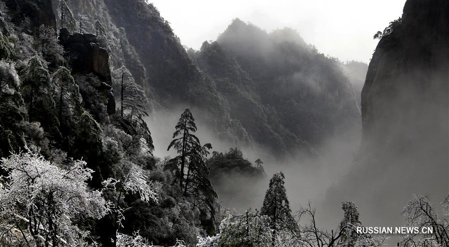 Гора Хуаншань в морозный день