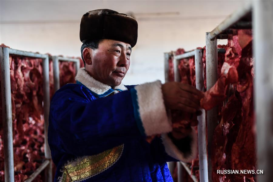 Традиционное вяленое мясо приносит дополнительных доход монгольским скотоводам