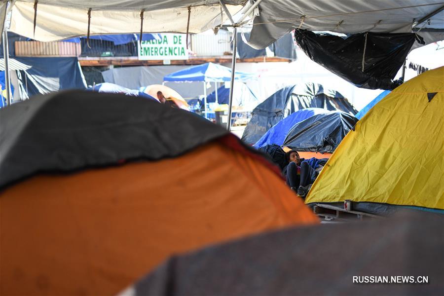 Большое число мигрантов из Центральной Америки застряли в мексиканском пограничном городе Тихуана 