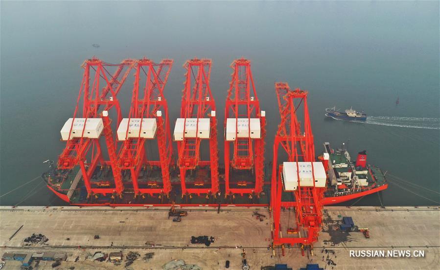 В автоматическом контейнерном терминале порта Таншань начали монтаж кранов