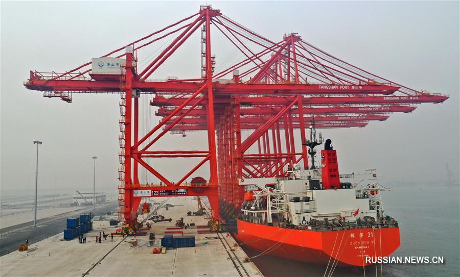 В автоматическом контейнерном терминале порта Таншань начали монтаж кранов