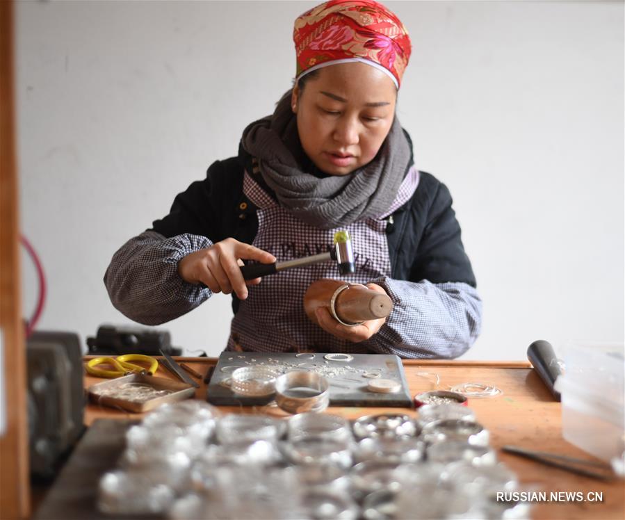 Серебряных дел мастера из провинции Гуйчжоу готовятся к Празднику весны