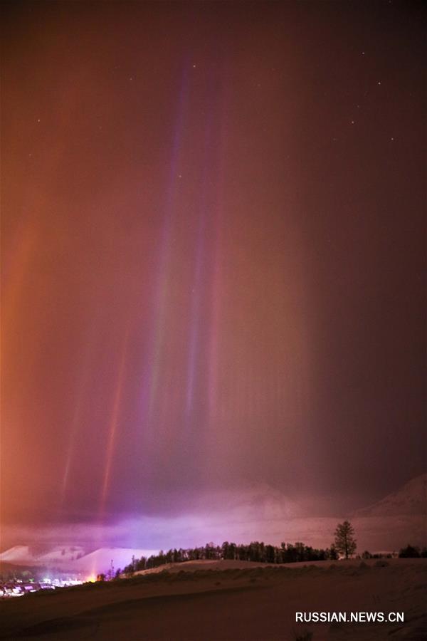 В Синьцзяне наблюдалось удивительное атмосферное явление -- световые столбы