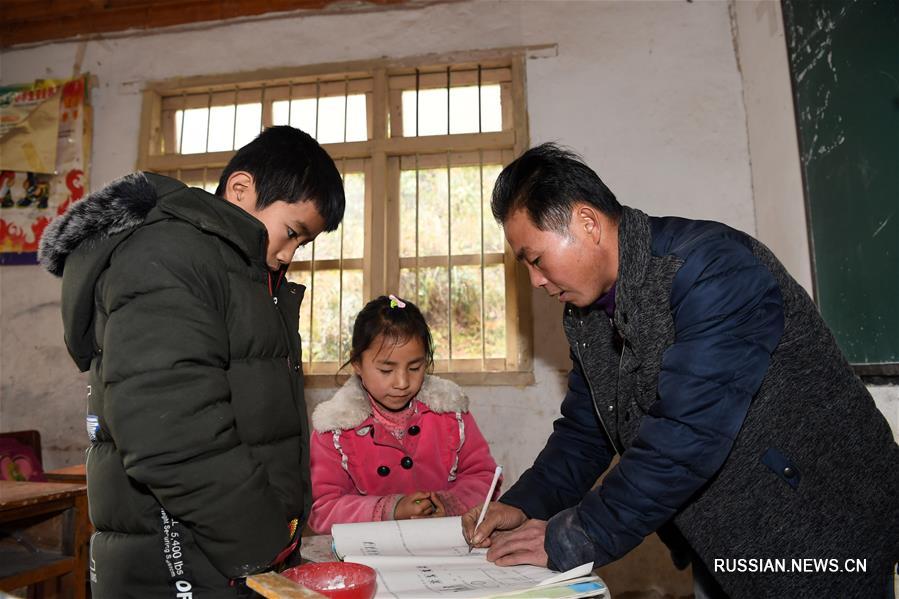 Один учитель и два ученика -- "мини-школа" в горном районе Гуанси