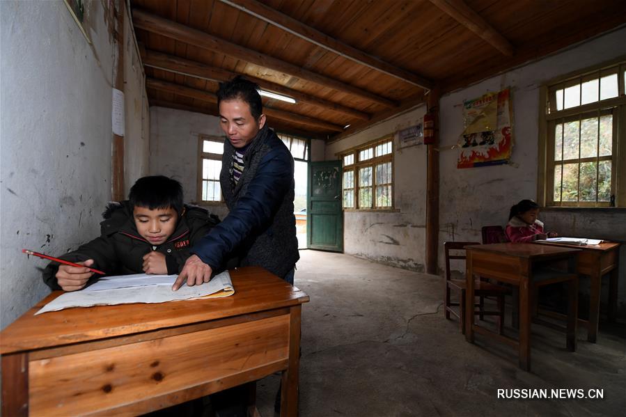 Один учитель и два ученика -- "мини-школа" в горном районе Гуанси