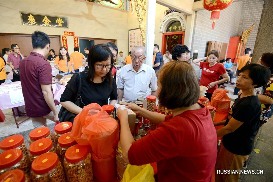 Этнические китайцы в Малайзии отметили праздник "Лаба"