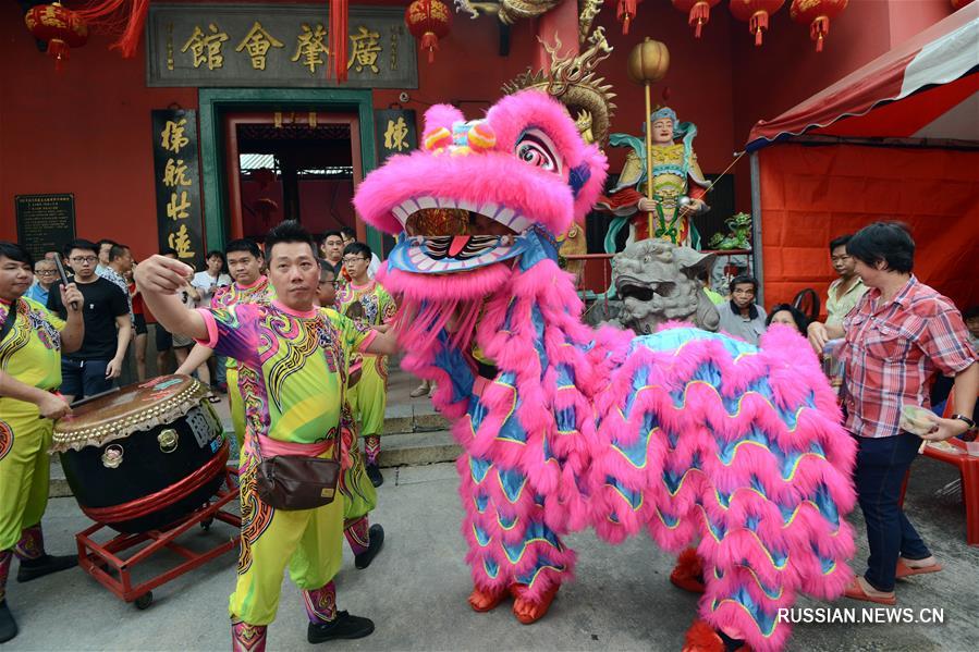 Этнические китайцы в Малайзии отметили праздник "Лаба"