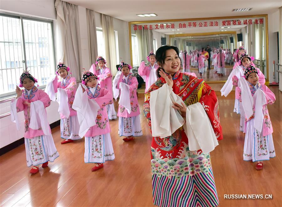 Ребята из провинции Хубэй приобщаются к традиционной китайской музыкальной драме