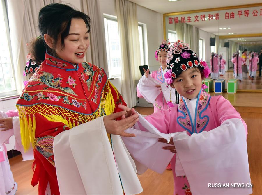 Ребята из провинции Хубэй приобщаются к традиционной китайской музыкальной драме
