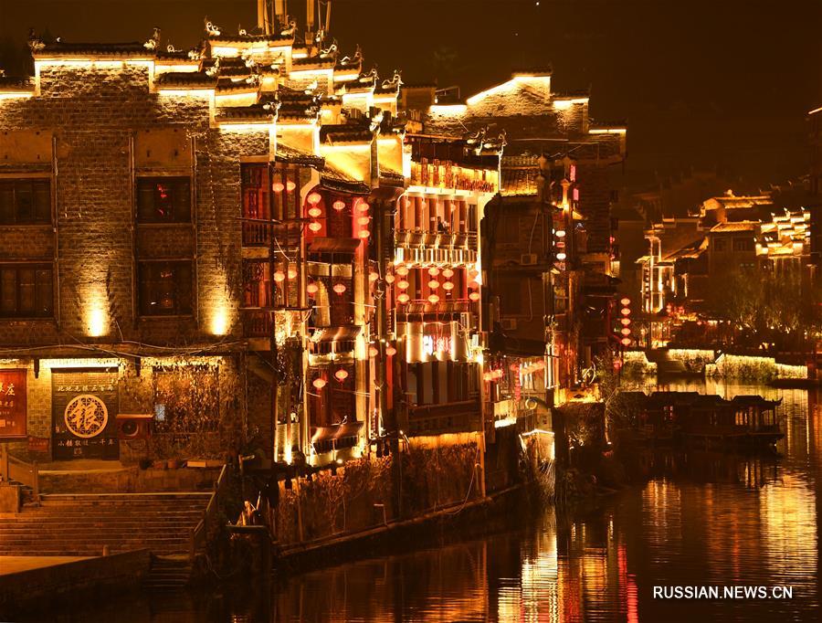 Украшенный новогодними фонарями древний городок Чжэньюань