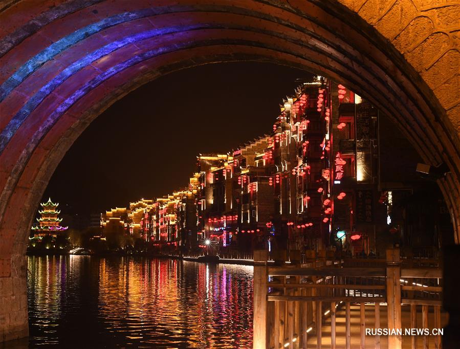 Украшенный новогодними фонарями древний городок Чжэньюань