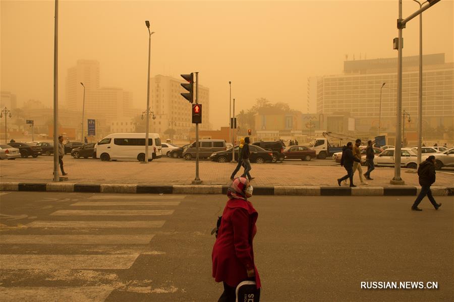 Песчано-пыльная буря обрушилась на Каир