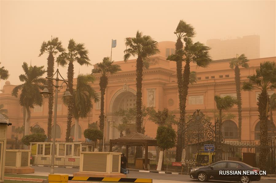 Песчано-пыльная буря обрушилась на Каир