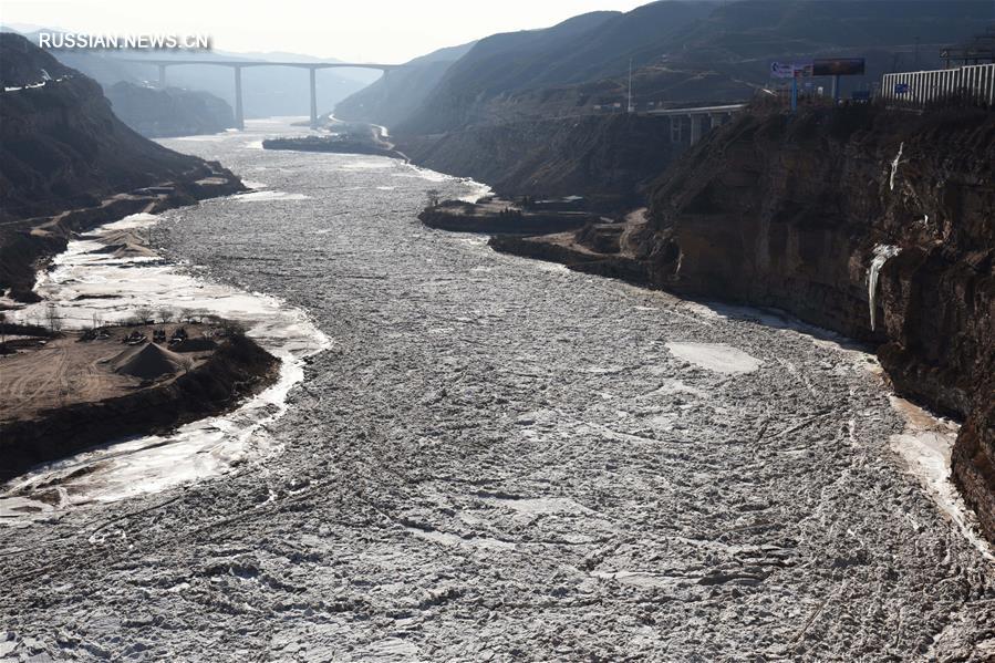 Замерзший водопад Хукоу в верховьях Хуанхэ