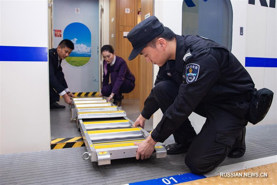 Проводники скоростных поездов в Нанкине готовятся к наплыву пассажиров в дни Праздника весны