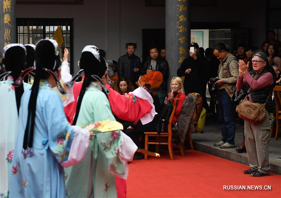 Иностранцы приняли участие в народных фольклорных мероприятиях в поселке Цюцунь пров. Чжэцзян на востоке Китая