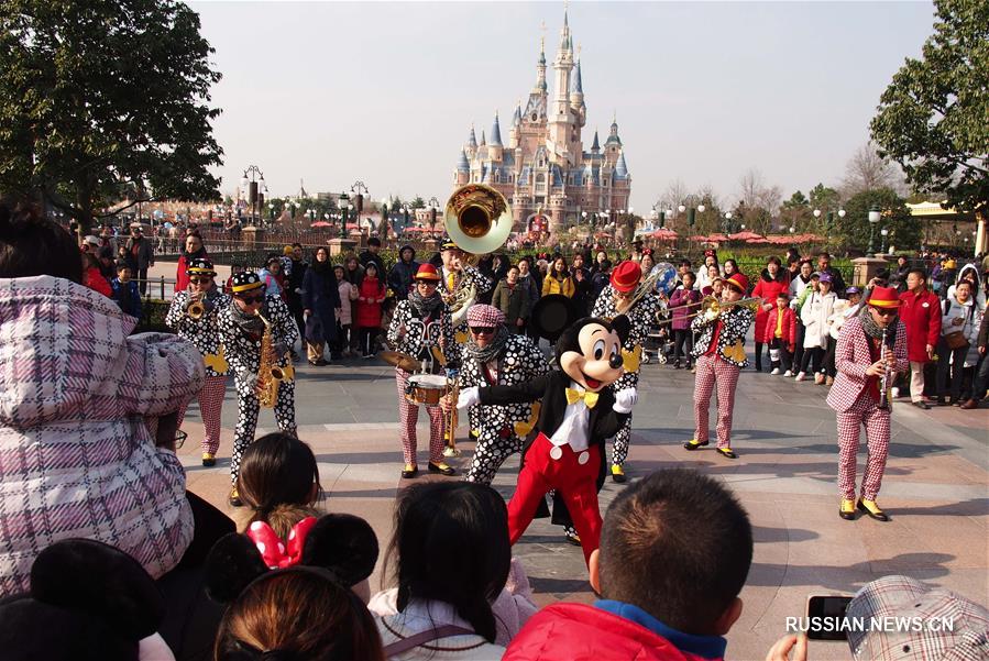 Шанхайский парк "Диснейленд" подготовил праздничную программу