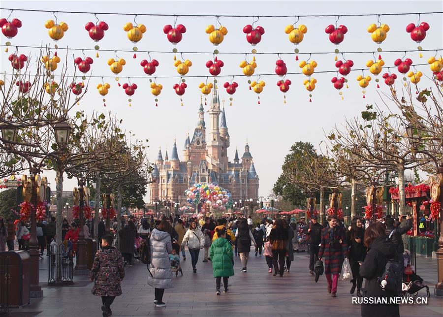 Шанхайский парк "Диснейленд" подготовил праздничную программу