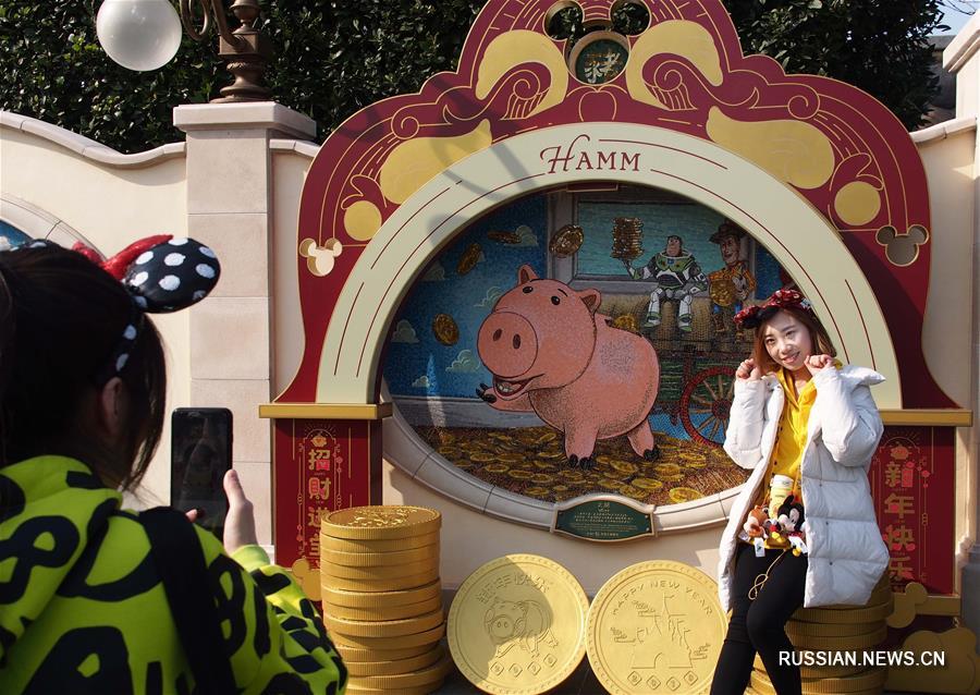 Шанхайский парк "Диснейленд" подготовил праздничную программу