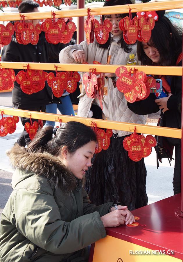 Шанхайский парк "Диснейленд" подготовил праздничную программу