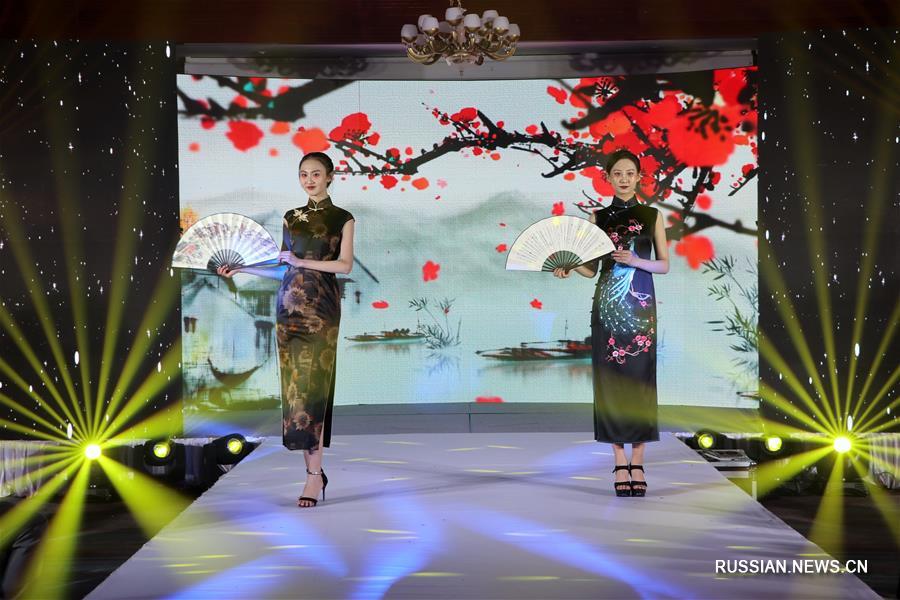 Показ традиционной китайской одежды "Радостный Праздник весны" прошел в Улан-Баторе