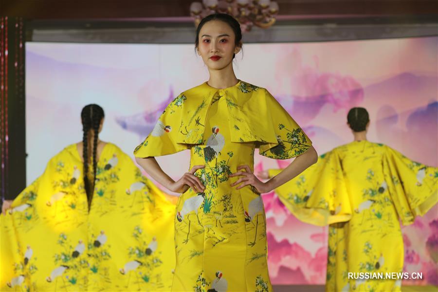 Показ традиционной китайской одежды "Радостный Праздник весны" прошел в Улан-Баторе