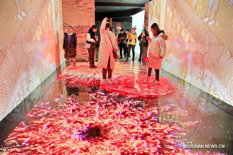 В музее "Гугун" открылась цифровая интерактивная выставка "Новый год во дворце"