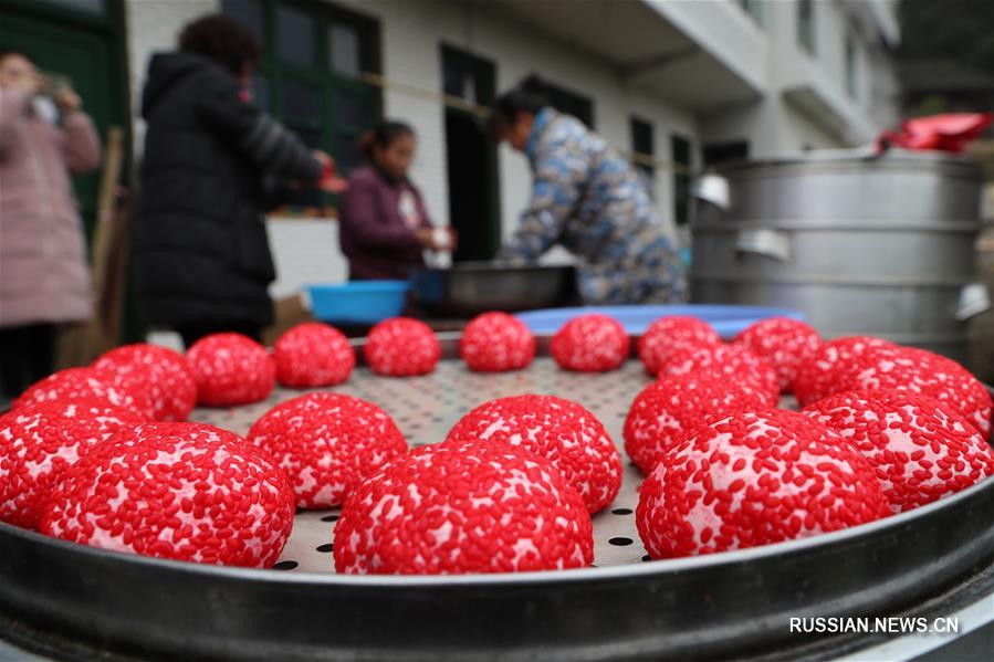 Праздничные паровые булочки "хунба" из провинции Гуйчжоу