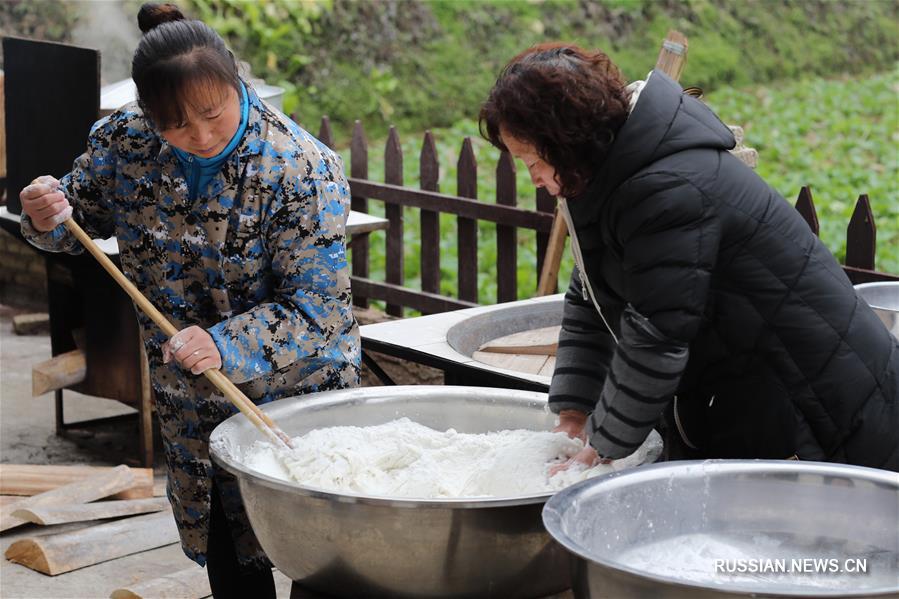 Праздничные паровые булочки "хунба" из провинции Гуйчжоу 