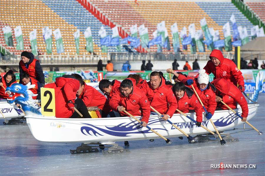 Во Внутренней Монголии прошли гонки на драконьих лодках по льду