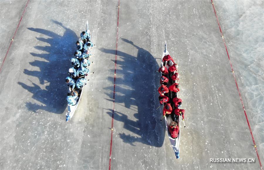 Во Внутренней Монголии прошли гонки на драконьих лодках по льду