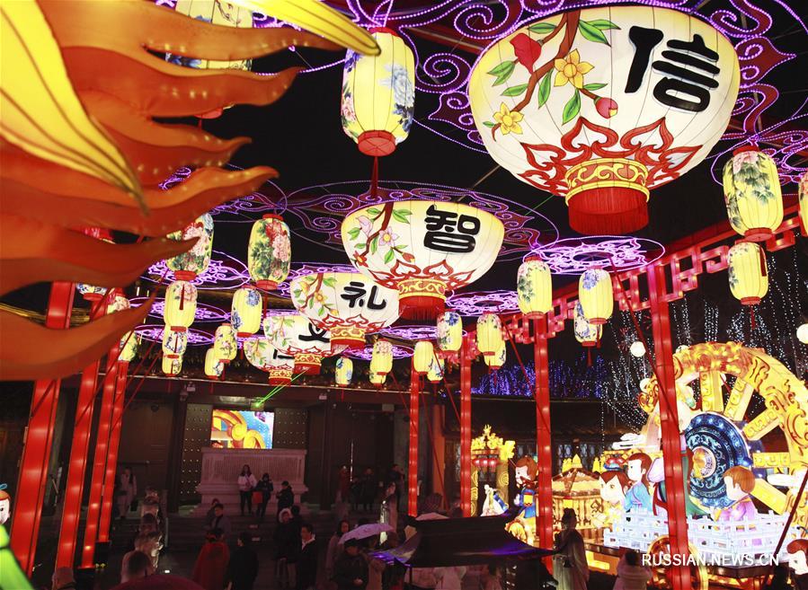 Вечерний Нанкин в праздничных огнях 