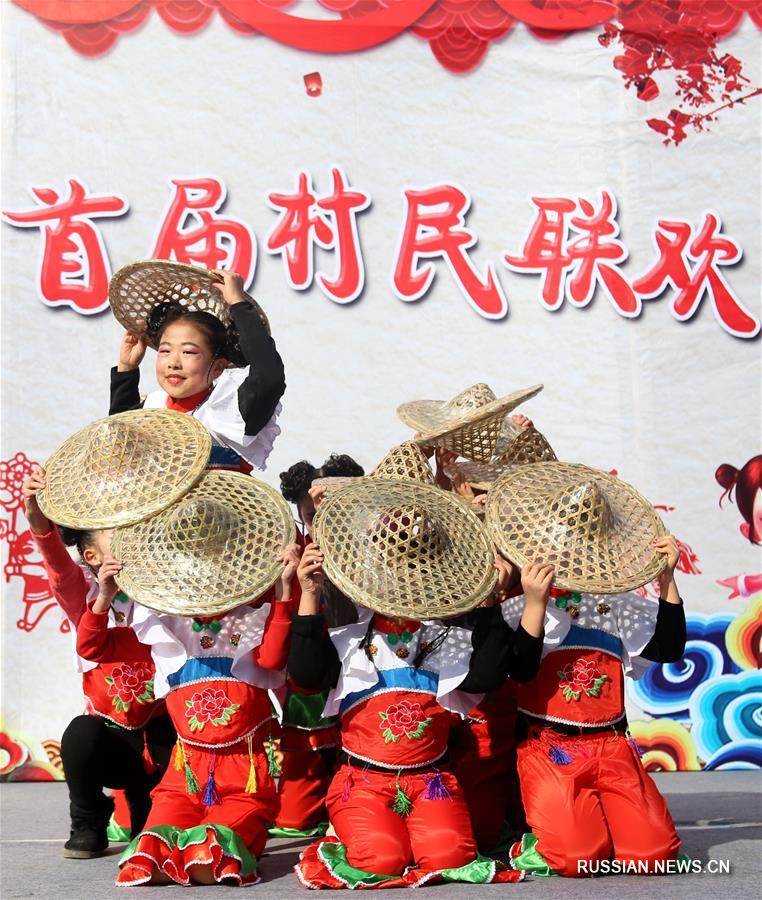 Деревенский праздник в честь наступающего Нового года по лунному календарю в провинции Хэбэй