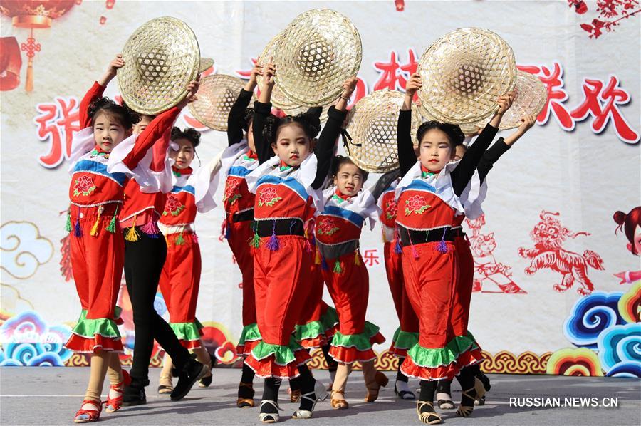 Деревенский праздник в честь наступающего Нового года по лунному календарю в провинции Хэбэй
