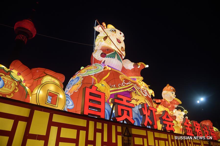 Новогодние фонарики у Центральной телебашни в Пекине