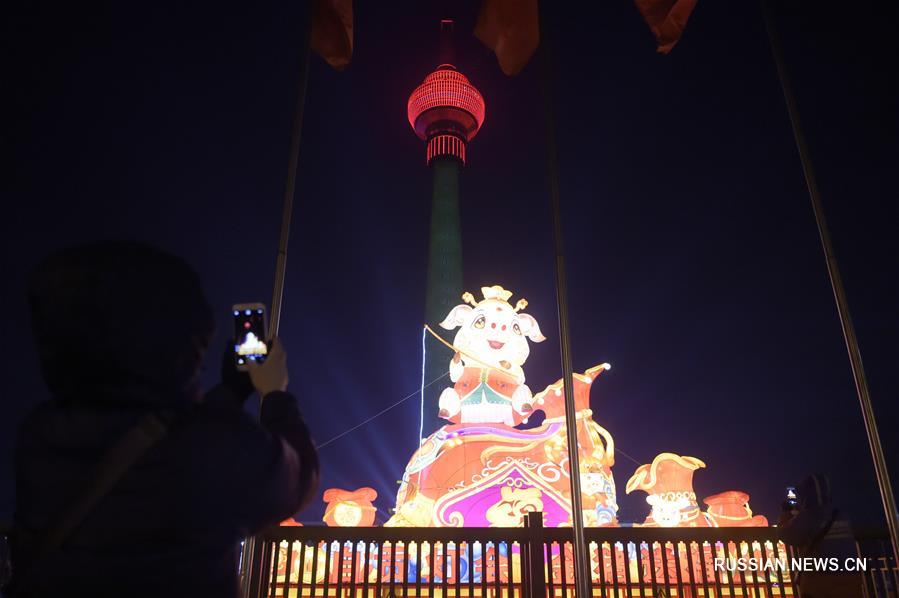 Новогодние фонарики у Центральной телебашни в Пекине
