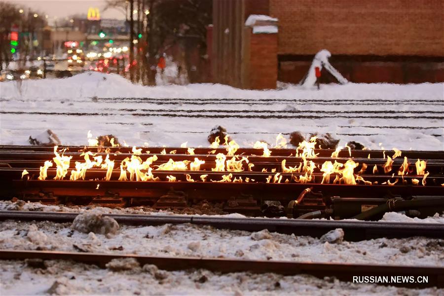 В Чикаго замерзшие рельсы согревают огнем