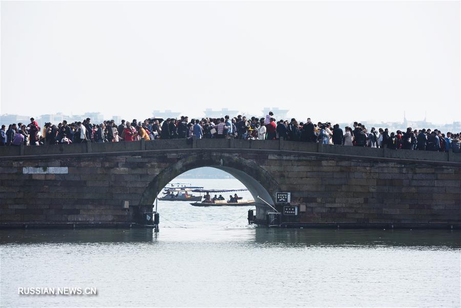Пик новогоднего наплыва туристов в ландшафтных парках Ханчжоу