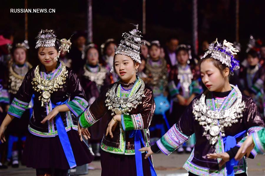  Праздничный вечер по случаю праздника Весны в Жуншуй-Мяоском автономном уезде на юге Китая