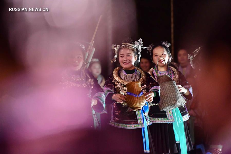  Праздничный вечер по случаю праздника Весны в Жуншуй-Мяоском автономном уезде на юге Китая