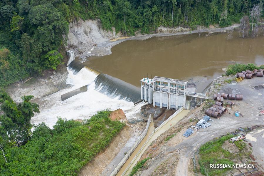 Китайские рабочие на строительстве ГЭС в Индонезии работают без выходных