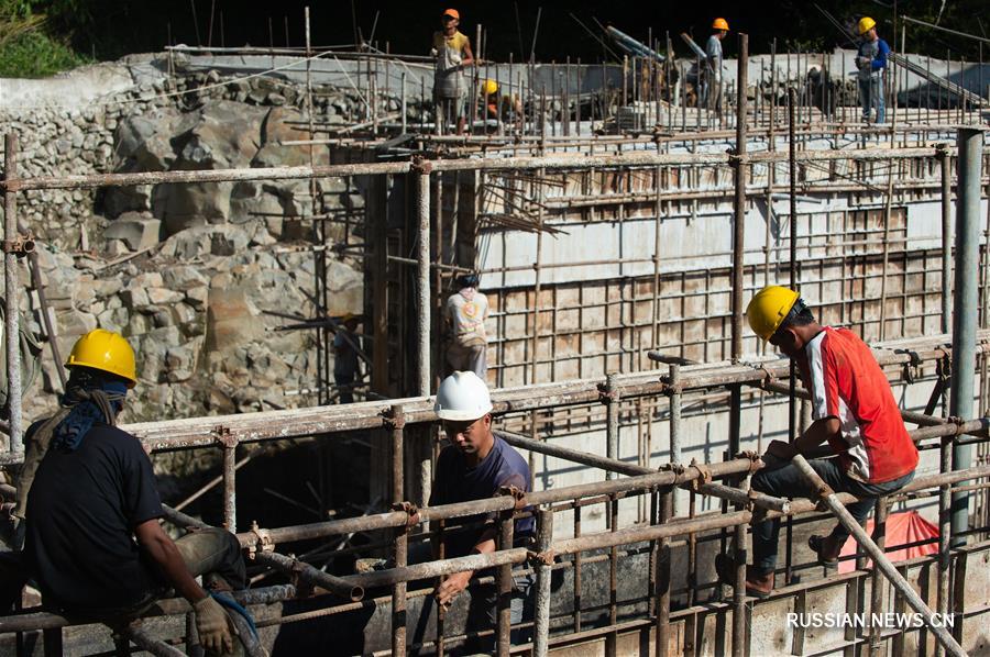 Китайские рабочие на строительстве ГЭС в Индонезии работают без выходных