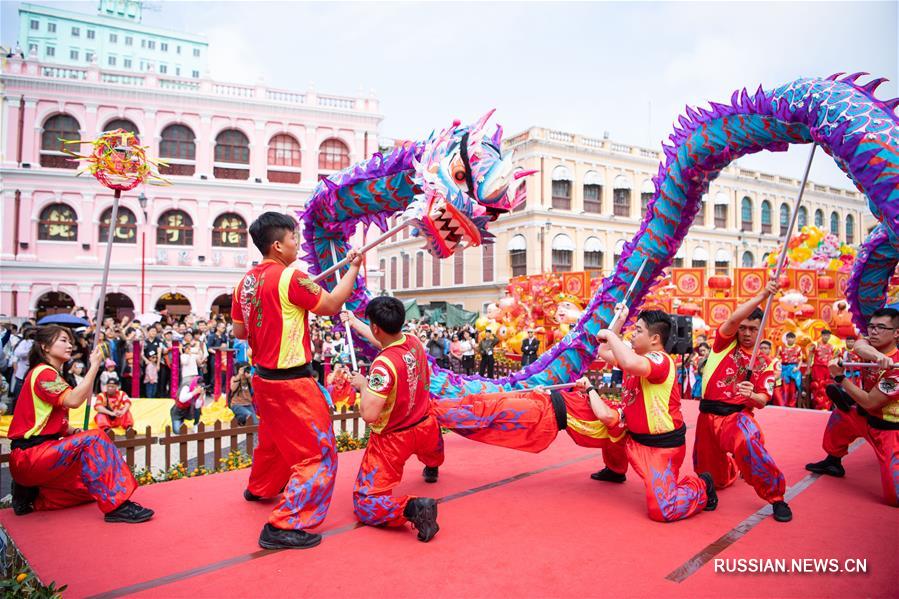 Танец льва и дракона в центре Аомэня отметил приход Нового года