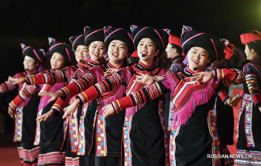 Песнями и танцами отмечают Новый год в провинции Юньнань 