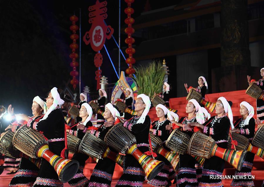 Песнями и танцами отмечают Новый год в провинции Юньнань 