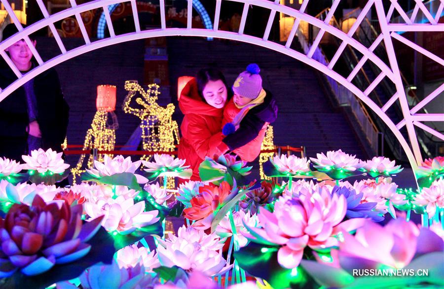 Яркие ночные виды в городах Китая во время праздника Весны