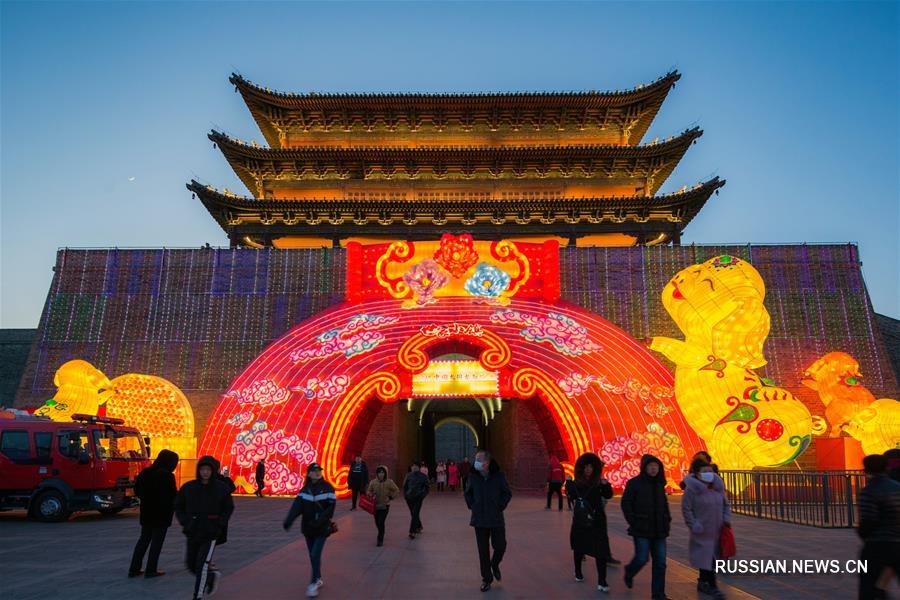 Яркие ночные виды в городах Китая во время праздника Весны
